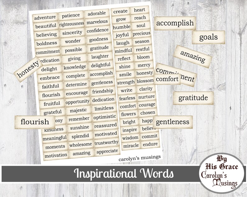 Op de afbeelding: Een verzameling inspirerende woorden gedrukt op beige papieren rechthoeken. De woorden omvatten "eerlijkheid", "bloeien", "bereiken", "doelen", "fantastisch", "toewijding", "troost", "dankbaarheid", "vriendelijkheid", en meer. De woorden zijn gerangschikt in een raster op een houtnerf achtergrond. De tekst "Inspirational Words" is gedrukt onderaan de afbeelding. De tekst "By His Grace Carolyn's Musings" is gedrukt in de rechterbenedenhoek van de afbeelding.