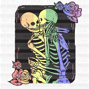 Puede incluir: Dos esqueletos de colores arcoíris se abrazan. Los esqueletos están delineados en negro y se colocan sobre un fondo negro. Los esqueletos están rodeados de rosas rosas, moradas y azules.
