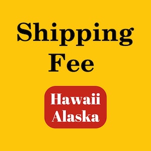 Peut inclure: Fond jaune avec les mots "Shipping Fee" en noir. En dessous, un rectangle rouge arrondi contient les mots "Hawaii Alaska" en blanc.