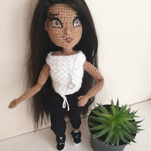 Muñeca de ganchillo hermosa, muñeca de peluche, muñeca hecha a mano. Regalo para niños y adultos.