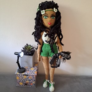 Muñeca hermosa de ganchillo, muñeca hecha a mano, muñeca rellena. Regalo para niños y adultos.