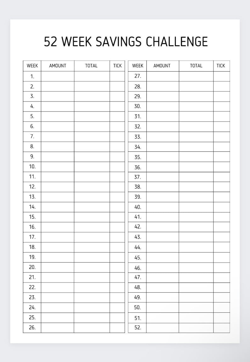 Op de afbeelding: Een printbare 52-weken spaaruitdaging tracker. De tracker is verdeeld in twee kolommen, elk met 26 rijen. Elke rij heeft ruimte voor het weeknummer, het gespaarde bedrag, het totale gespaarde bedrag en een vinkje.