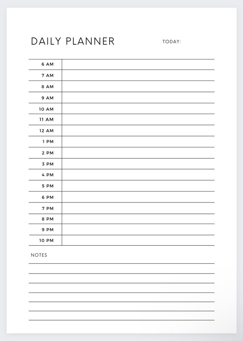 Puede incluir: Un planificador diario en blanco y negro con un dise&ntilde;o sencillo. El planificador tiene una secci&oacute;n para cada hora del d&iacute;a, de 6 AM a 10 PM, y una secci&oacute;n de notas en la parte inferior.