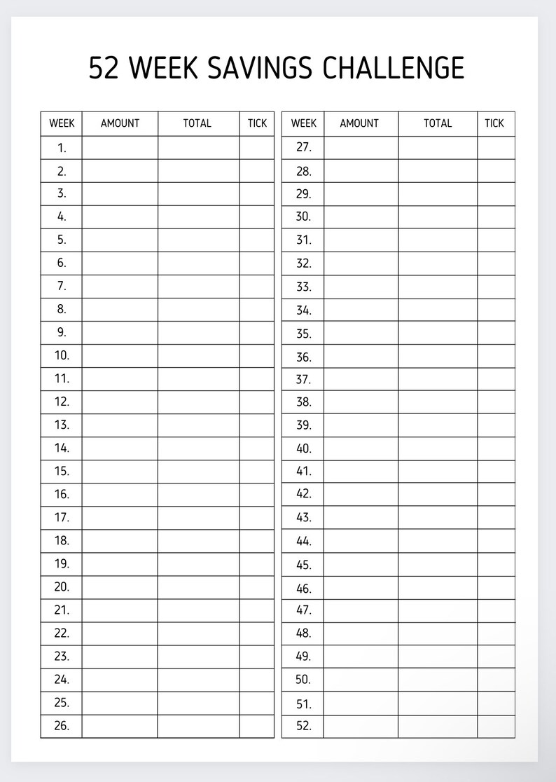 Op de afbeelding: Een zwart-witte printbare 52-weekse spaaruitdagingstabel. De tabel is verdeeld in twee kolommen, elk met 26 rijen. Elke rij heeft een weeknummer, bedrag, totaal en vinkvakje.