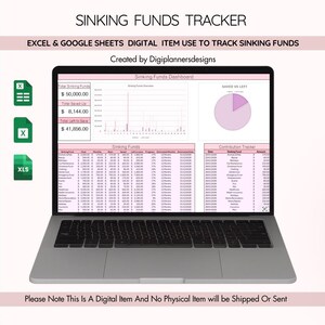 Op de afbeelding: Een laptop met een digitale sinking funds tracker. Het scherm toont een Excel- of Google Sheets-spreadsheet met financiële gegevens, grafieken en tabellen. De tekst bovenaan luidt "SINKING FUNDS TRACKER". De laptop staat op een lichte ondergrond.