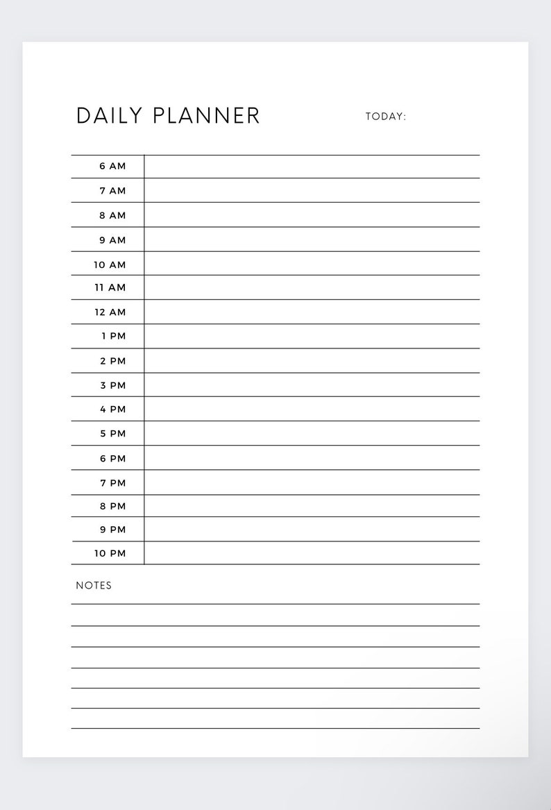 Puede incluir: Un planificador diario en blanco y negro con el texto "DAILY PLANNER" en la parte superior y "TODAY:" en la parte superior derecha. El planificador tiene una columna para cada hora del d&iacute;a, de 6 AM a 10 PM, y una secci&oacute;n para notas en la parte inferior.