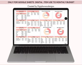 Puede incluir: Un ordenador portátil muestra una hoja de cálculo digital titulada "Monthly Budget by Paycheck Spreadsheet". La hoja de cálculo está diseñada para Google Sheets e incluye secciones para ingresos, gastos y seguimiento del presupuesto. La pantalla muestra datos financieros con gráficos circulares y texto.