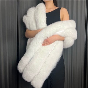 Châle blanc en fourrure de renard bleu ombre avec doublure en satin (fourrures Saga) (unisexe)