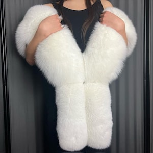 Châle/écharpe avec queues en fourrure de renard bleu ombre blanc, idéal pour les mariages (fourrures Saga) (unisexe)