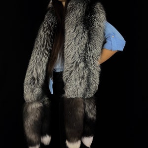 Estola de piel de zorro plateado de doble cara con 4 colas desmontables (Saga Furs) (Unisex)