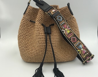 Raffia Bucket Bag mit Paillettengurt & Lederquaste