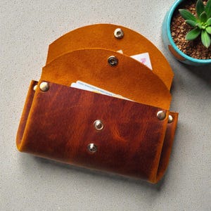 Bolsa de tabaco de cuero Crazy Horse hecha a mano: Bolsa de tabaco tipo acordeón (libre de impuestos en EE. UU.)