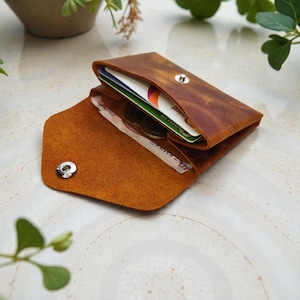 Minimalistische Leder Geldbörse für Männer und Frauen – Kleine handgemachte Geldbörse für Münzen, Bargeld und Karten – mit Druckknopfverschluss