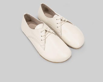 Kremowe skórzane buty damskie typu oksford – szeroki nosek, podeszwa z zerowym spadkiem