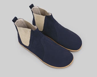 Stivali Chelsea da uomo: Pelle Nubuck Blu Navy - Wide Toe, Minimalista