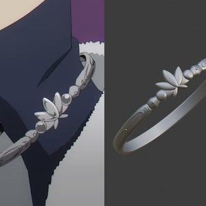 Pode incluir: Um colar choker de prata com um design floral decorativo. O colar é feito de metal e tem um acabamento liso e polido.