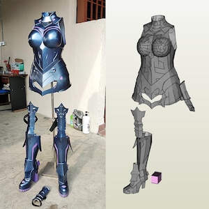 Op de afbeelding: Een set blauwe en paarse bepantsering voor cosplay. De bepantsering omvat een borststuk, twee beenstukken en een paar handschoenen. De bepantsering is gemaakt van schuim en is ontworpen om eruit te zien als metaal.