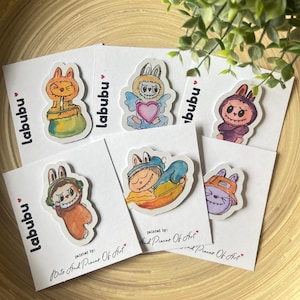 6 stickers Monster Labubu, dessinés à la main, sticker mat nacré pour journaux, ordinateur portable, téléphone, Kindle, les monstres, lot de 6 autocollants, art amusant
