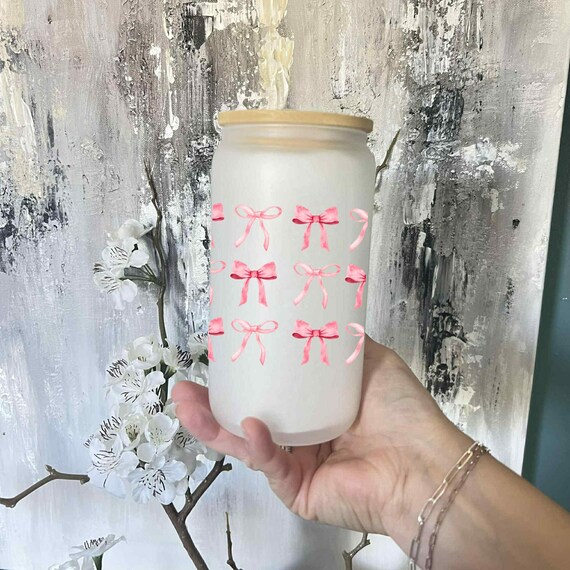 AOOTE In My Engaged Era koffieglas, 500 ml blikvormige glazen met luchtdichte bamboe deksels, glazen rietjes en rietjesreinigingsborstel, Coca-Cola beker, verlovingscadeaus voor vrienden