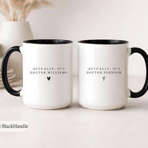 In realtà è un Dottore - Tazza personalizzata con nome - Regalo di laurea personalizzato per Dottore, regalo per laureato in Medicina, tazza per dottorato, cerimonia del camice bianco MD DO