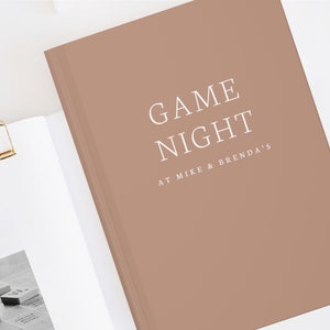 Spielabend Score-Buch - Personalisiertes Spiel-Liebhaber-Geschenk - Benutzerdefiniertes Score-Kewahren-Aufzeichnungsbuch - Spielzimmer - Familienspiel-Nacht - Brettspiel-Liebhaber-Geschenke