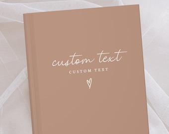 Puede incluir: Un cuaderno marrón con el texto "custom text" y "CUSTOM TEXT" en letras blancas. Un pequeño corazón blanco se encuentra debajo del texto.