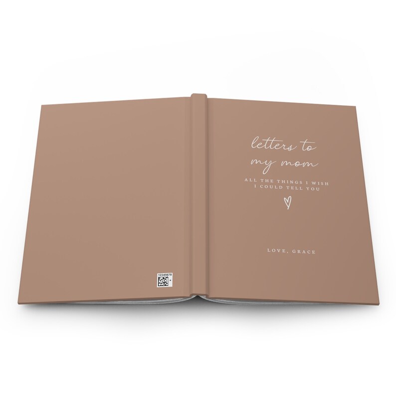 Peut inclure: Un journal &agrave; couverture rigide marron avec le texte "letters to my mom" et "ALL THE THINGS I WISH I COULD TELL YOU" sur la couverture. Le journal a un c&oelig;ur blanc et le texte "LOVE, GRACE" sur la couverture.