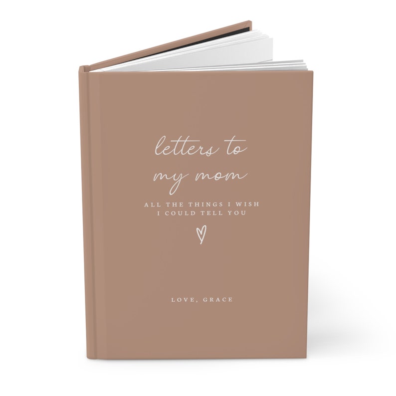 Peut inclure: Un journal brun avec le texte "letters to my mom" et "ALL THE THINGS I WISH I COULD TELL YOU" en &eacute;criture blanche. Un petit symbole de c&oelig;ur se trouve sous le texte. Le texte "LOVE, GRACE" est en bas du journal.