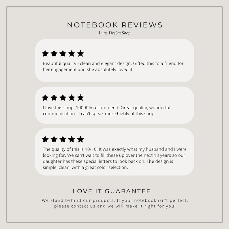 Op de afbeelding: Een cr&egrave;mekleurige afbeelding met de tekst "NOTEBOOK REVIEWS" en "Lune Design Shop". De afbeelding bevat klantbeoordelingen met sterrenbeoordelingen en tekst die de kwaliteit en het ontwerp van de notitieboeken prijst. De onderkant van de afbeelding luidt "LOVE IT GUARANTEE".