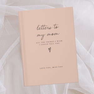Peut inclure: Un journal rose avec le texte "letters to my mom" et "ALL THE THINGS I WISH I COULD TELL YOU" avec un symbole de c&oelig;ur. Le bas du journal dit "LOVE YOU, MISS YOU".