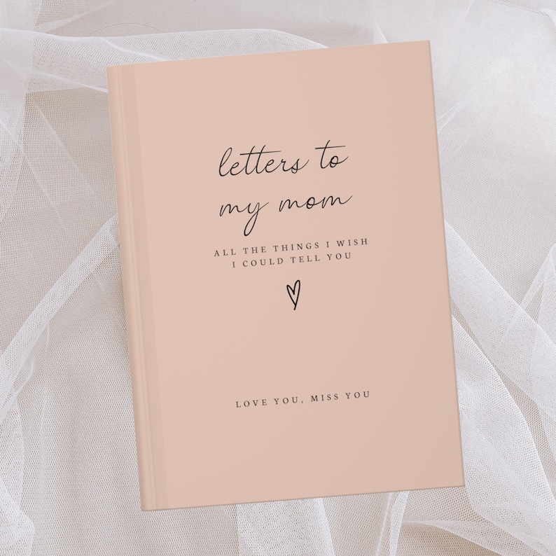 Peut inclure: Un journal rose avec le texte "letters to my mom" et "ALL THE THINGS I WISH I COULD TELL YOU" avec un symbole de c&oelig;ur. Le bas du journal dit "LOVE YOU, MISS YOU".