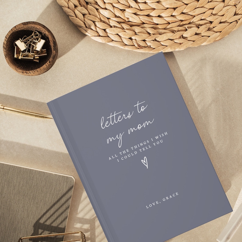 Peut inclure: Un journal gris avec le texte "letters to my mom" et "ALL THE THINGS I WISH I COULD TELL YOU" en blanc. Le journal a &eacute;galement un petit c&oelig;ur et le texte "LOVE, GRACE" en blanc.