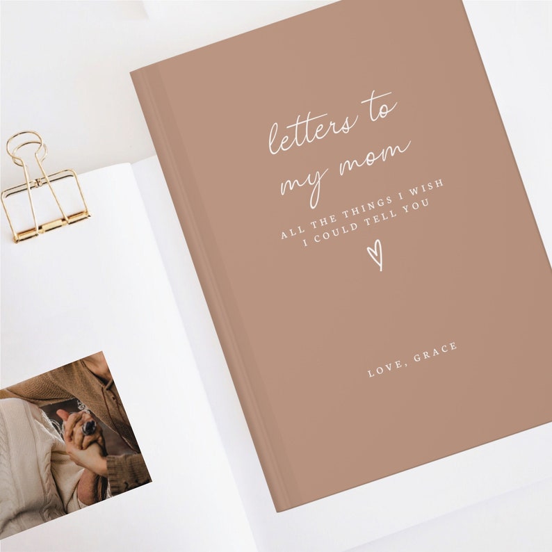 Peut inclure: Un journal brun avec le texte "letters to my mom" et "ALL THE THINGS I WISH I COULD TELL YOU" en &eacute;criture blanche. Un petit symbole de c&oelig;ur se trouve sous le texte. Le texte "LOVE, GRACE" est en bas du journal.