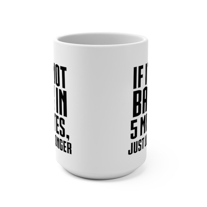 Puede incluir: Taza de cer&aacute;mica blanca con texto negro que dice "Si no est&aacute; en 5 minutos, no va a pasar" en el lado derecho y "No en 5 minutos, no va a pasar" en el lado izquierdo.
