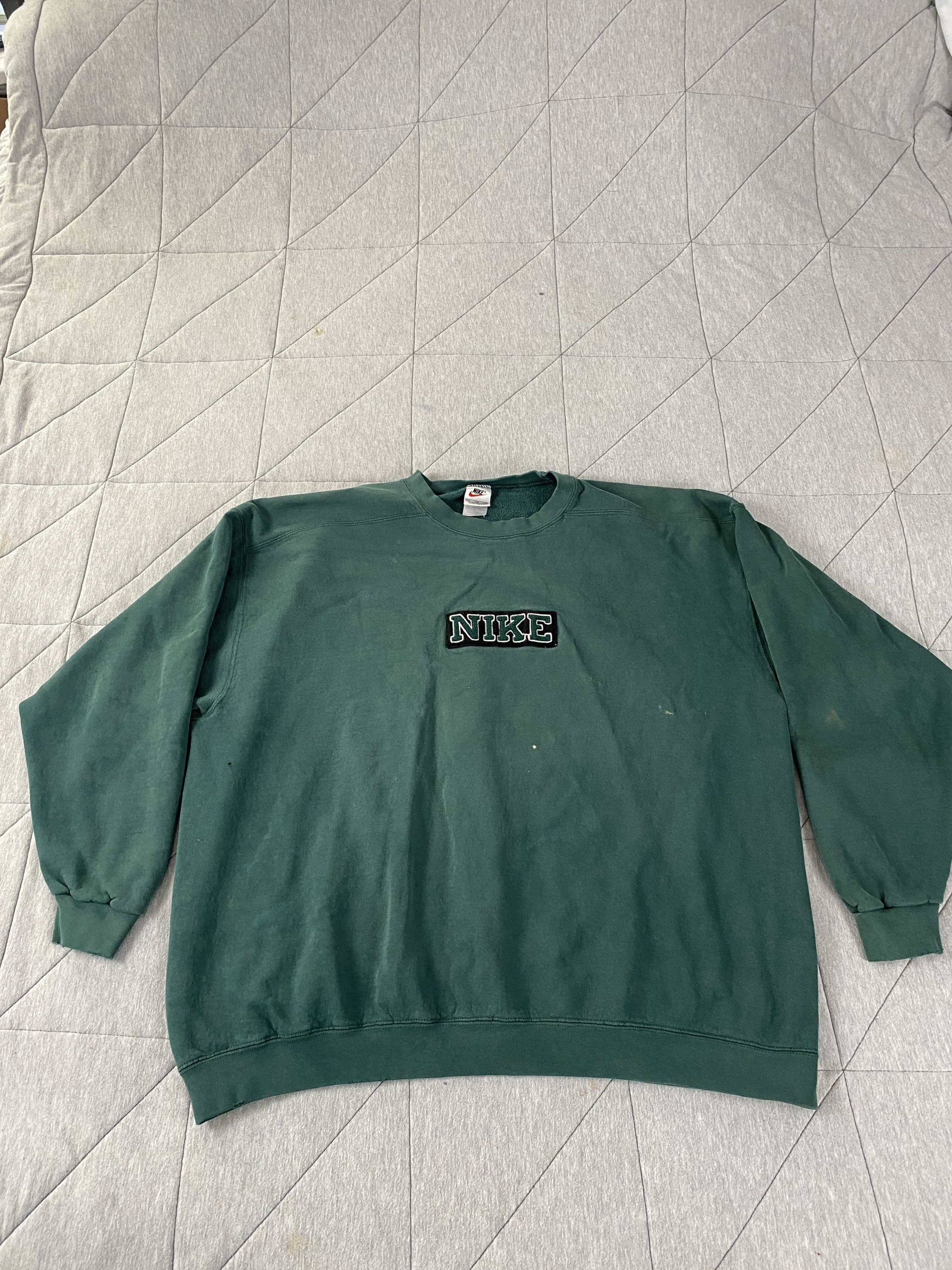 vintage forest green nike crewneck sweatshirt 90's fashion