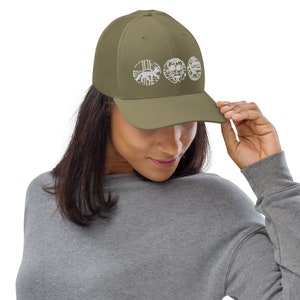 Può includere: Un cappello da camionista in rete verde kaki con un design ricamato bianco di tre cerchi contenenti motivi astratti.