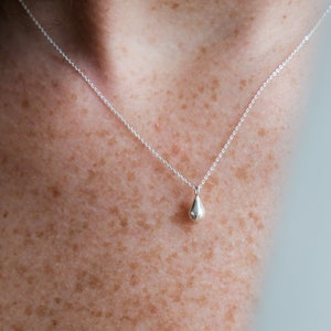 Small Dew drop necklace- silver 925- waterdrop- minimalist necklace - simple design - everyday necklace - inspired by nature - silver drop