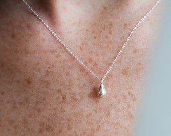 Small Dew drop necklace- silver 925- waterdrop- minimalist necklace - simple design - everyday necklace - inspired by nature - silver drop