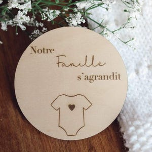 annonce de grossesse , pastille de bois , maman , bebe 2025