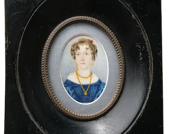 Retrato en miniatura antiguo de una joven enjoyada, inglés, circa principios del siglo XIX.