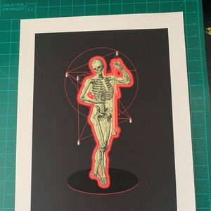 Puede incluir: Una ilustración anatómica en blanco y negro de un esqueleto de pie en un círculo rojo de neón con una cita de Plutarco: "La prosperidad no es una escala justa; la adversidad es el único equilibrio para pesar a los amigos."