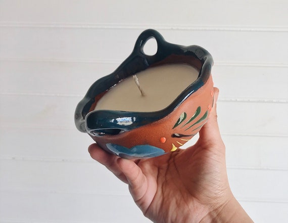 Handmade soy wax candle in reusable cazuela/ Mexican ceramic Scents|pan dulce, coquito, naranja y Tajín, celestial, mil rosas,feliz navidad|