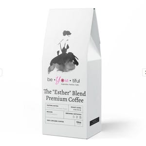 Puede incluir: Bolsa blanca con una ilustración en blanco y negro de una mujer con un vestido. La bolsa tiene el texto "be You.tiful Inspiration Fashion Faith" y "The "Esther" Blend Premium Coffee". La bolsa también incluye información sobre el café, como las notas de sabor, el nivel de tueste, la región, los métodos de preparación y el tamaño.