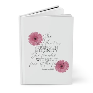 BeYoutiful Vestida de fuerza y dignidad Proverbios 31:25 Cuaderno diario de tapa dura con texto en inglés Pink Daisy Christian Scripture, 150 páginas con líneas