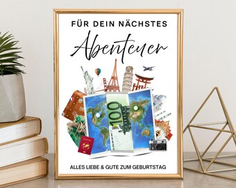 Può includere: Una stampa incorniciata con bordo dorato presenta illustrazioni a tema viaggio. Il testo in alto recita "FÜR DEIN NÄCHSTES Abenteuer" e in basso "ALLES LIEBE & GUTE ZUM GEBURTSTAG". L'immagine include monumenti, un passaporto e una fotocamera vintage.