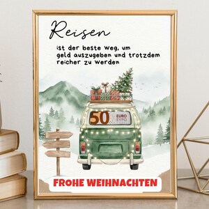 Könnte beinhalten: Gerahmter Druck mit goldenem Rahmen, der einen grünen Van mit Weihnachtsbaum, Geschenken und den Texten "Reisen" und "Frohe Weihnachten" zeigt. Der Hintergrund zeigt eine verschneite Berglandschaft.
