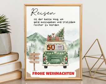 Può includere: Stampa incorniciata con bordo dorato raffigurante un furgone verde con un albero di Natale sopra, regali e i testi "Reisen" e "Frohe Weihnachten". Lo sfondo mostra un paesaggio montuoso innevato.