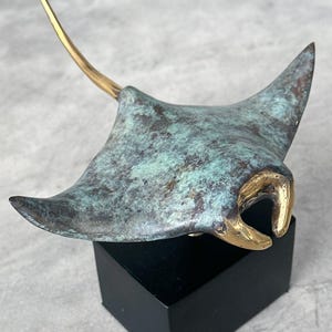 Small Bronze Manta Ray Sculpture – Modern Home Decor Ideas, Shelf Styling Accessories, Decorative Figurines, Nautical Ornament - BR342