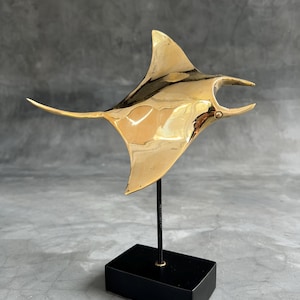 Sculpture en bronze doré de raie manta : décoration d'intérieur côtière, coin de maison - BR318