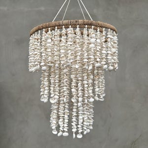 Lampadario a conchiglia fatto a mano 08 / Lampada a sospensione Boho / Lampada da soffitto a conchiglia costiera / Lampada a sospensione per casa sulla spiaggia / Decorazione tropicale - SL08
